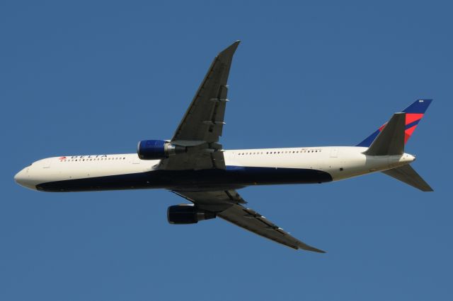 BOEING 767-400 (N838MH)