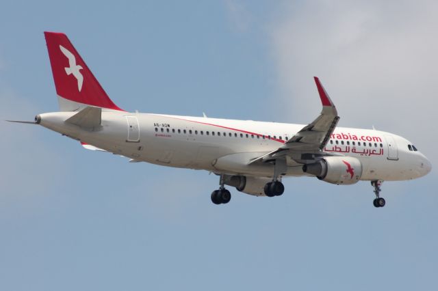 Airbus A320 (A6-AOW)