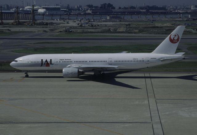 Boeing 777-200 (JA8984) - Taxing at Tokyo-Haneda Intl Airport on 1998/09/09