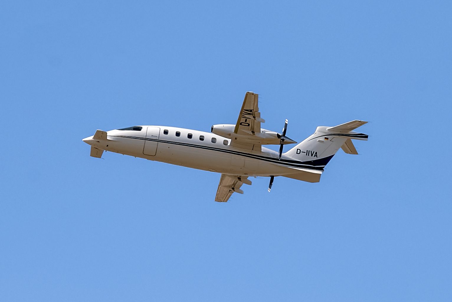 Piaggio P.180 Avanti (D-IIVA)