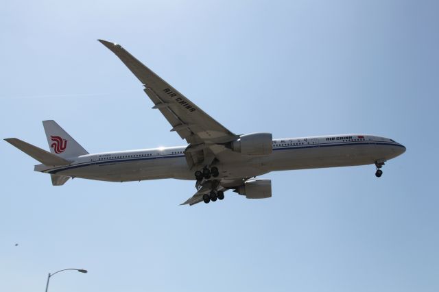 Boeing 777-200 (B-2085)