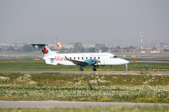 Beechcraft 1900 (C-GWGA) - AIR ALLIANCE(AIR GEORGIAN) Departing Lester B.Pearson Intl,Toronto