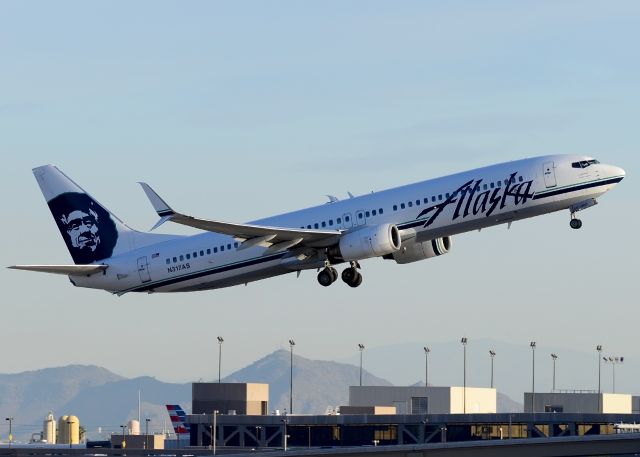 Boeing 737-800 (N317AS)