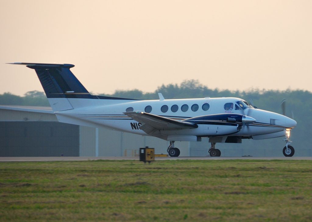 Beechcraft Super King Air 200 (N1931C) - Landing at Dusk