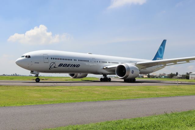 Boeing 777-200 (N7T9XY) - BOEING 777 Despega el Avion mas grande del mundo Aeropuerto De Toluca pruebas de vuelo agosto3 24