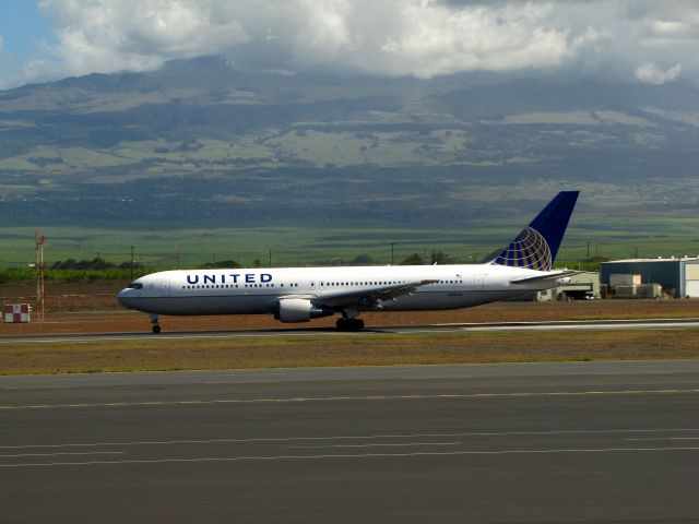 BOEING 767-300 (N666UA)