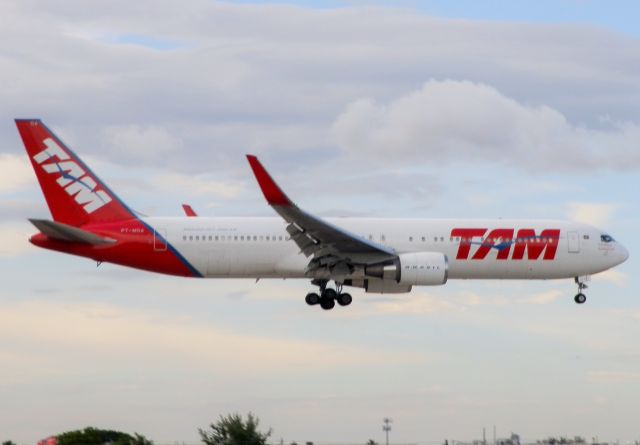BOEING 767-300 (PT-MOA)