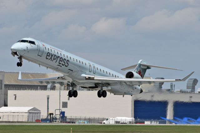 Canadair Regional Jet CRJ-900 (C-GNJZ)