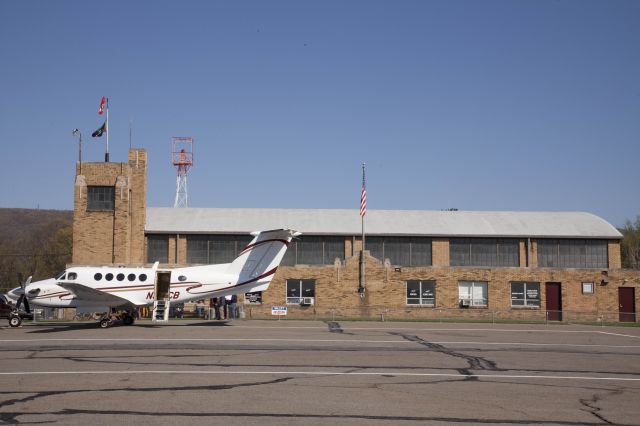 Beechcraft Super King Air 200 (N351CB) - Very friendly people at the airport!