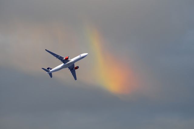 Airbus A330-200 — - SAS Airbus A330 flying over Frederick, MD on its way into KIAD on 11/1/2009.  The rainbow clouds only lasted for 2 minutes.