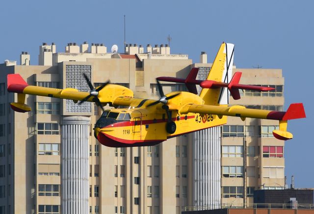 Canadair CL-415 SuperScooper (HER1325) - Registration UD.13-25