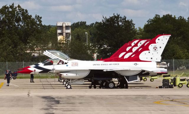 Lockheed F-16 Fighting Falcon —