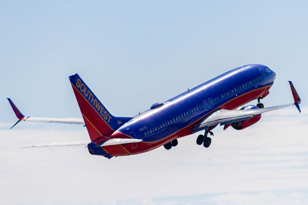 Boeing 737-800 (N8616C)