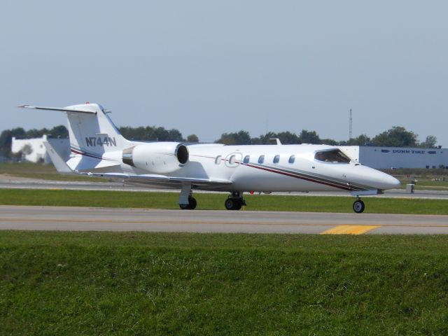 Learjet 31 (N744N)