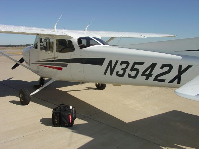 Cessna Skyhawk (N3542X) - Avserve ramp at Donaldson Airport in Greenville, South Carolina.