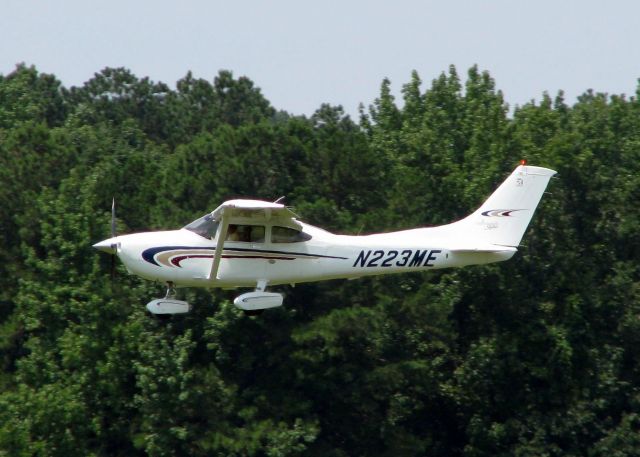 Cessna Skylane (N223ME) - Landing at Shreveport Regional.