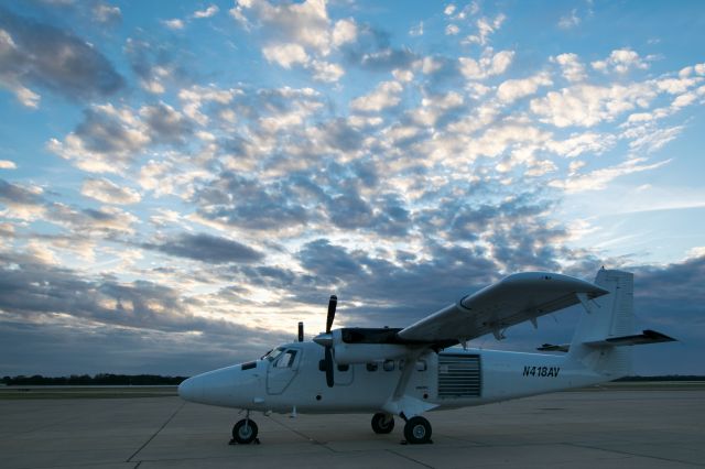 De Havilland Canada Twin Otter (N418AV) - 1977 DEHAVILLAND DHC-6-300 visiting College Station TX (KCLL) from its home base in San Marcos TX (KHYI). Nov 2017