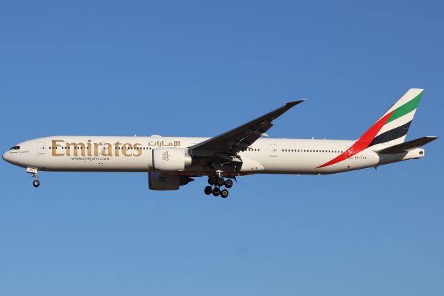 BOEING 777-300 (A6-EGN)