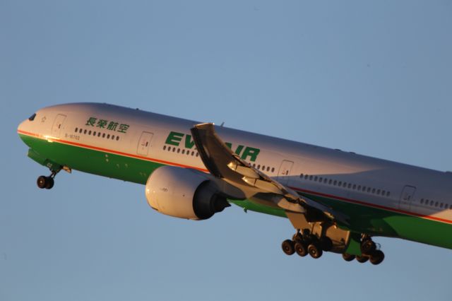 BOEING 777-300ER (B-16702)