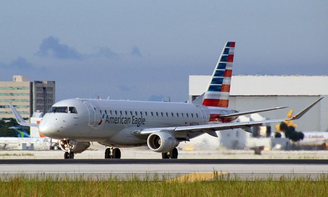 Embraer 175 (N427YX)