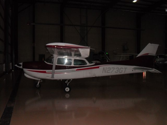 Cessna Skyhawk (N273GT) - Its sister aircraft, 274GT.