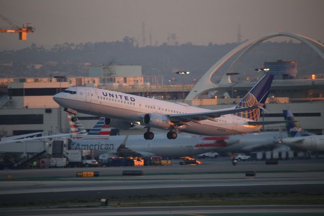 Boeing 737-800 (N73270)