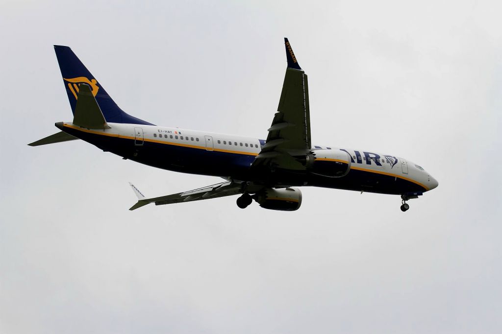 Boeing 737-800 (EI-HAY)