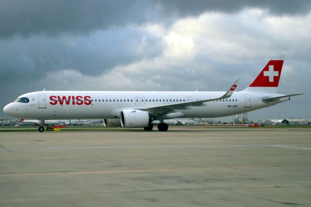 Airbus A321neo (HB-JPD) - Taxiing to depart rwy 27L on 24-Nov-23 operating flight SWR317 to LSZH.
