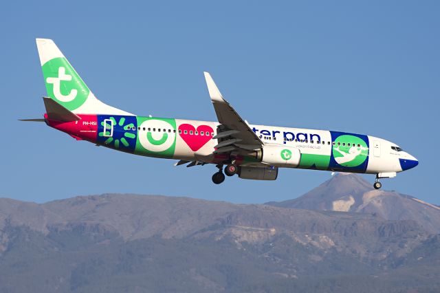 Boeing 737-800 (PH-HSI) - Tenerife Sur, -01/01/2018-br /Mi primera foto del recién estrenado año.