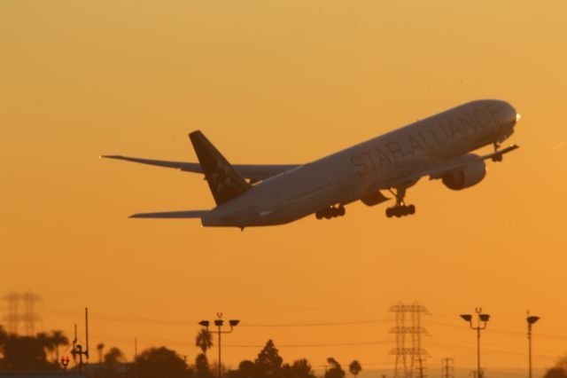 BOEING 777-300ER (B-16701)