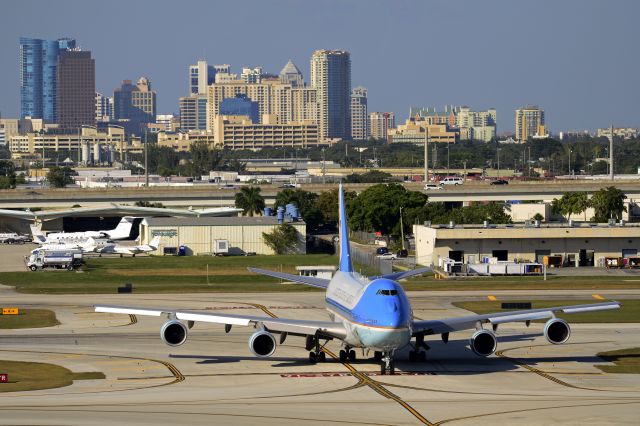 92-9000 — - AF1 lands at KFLL 04Nov2012. VC25A 92-9000 23825/685 B747-2G4B