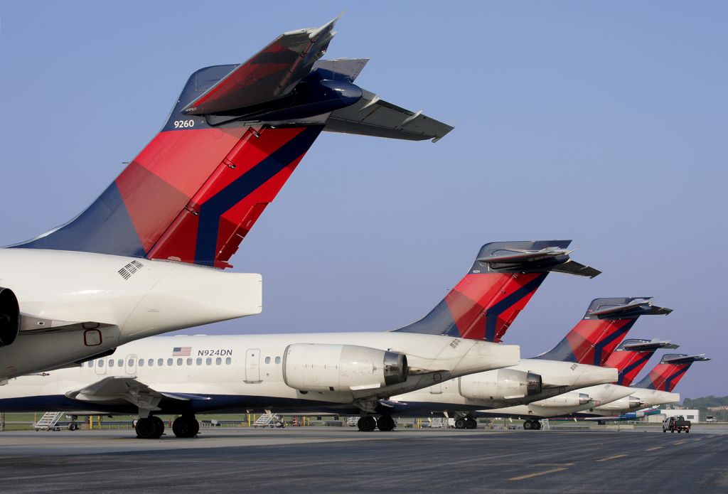 McDonnell Douglas MD-90 (N924DN)