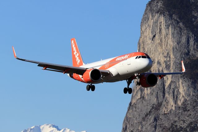 Airbus A320 (G-UZHL)