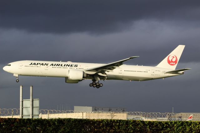 BOEING 777-300ER (JA738J) - A Japan Airlines B777-300ER on final approach into LHR, landing on runway 27L.br /br /Location: Great South-West road, Heathrow.br /Date: 20.11.22 (dd/mm/yy).