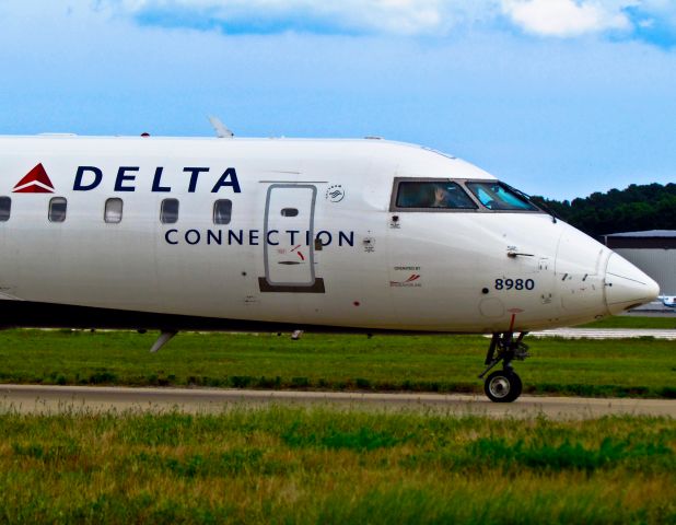 Canadair Regional Jet CRJ-200 (N8980A) - Well hello there!