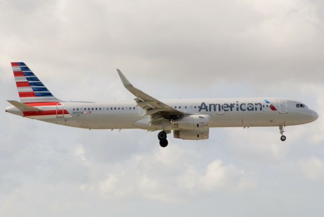Airbus A321 (N995AN)