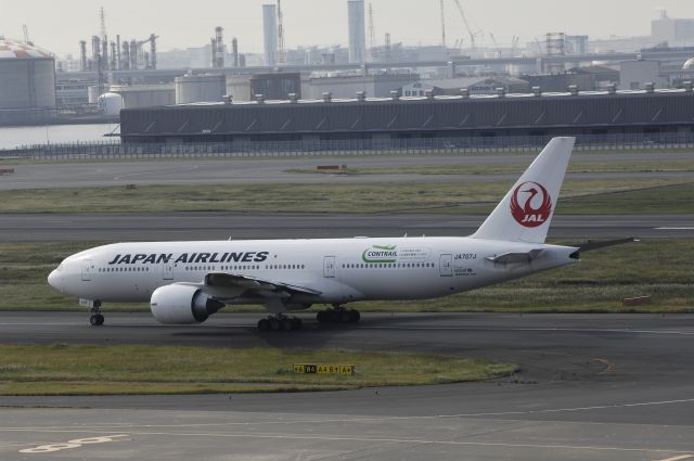 — — - Taxing at Haneda Intl Airport on 2013/11/01