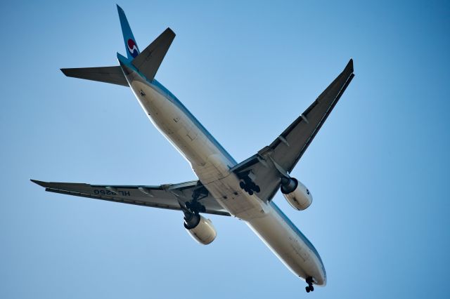 Boeing 777-200 (HL8250)