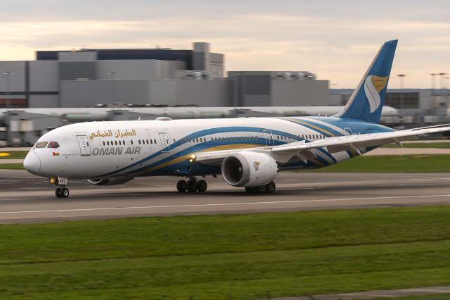 Boeing 787-9 Dreamliner (A4O-SF) - 26th March, 2023: Flight WY 101 from Muscat's Seeb International touches down at dusk on runway 09L at London Heathrow. 