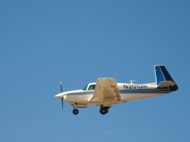Mooney M-20 (N201UH) - LANDING ON RWY 24