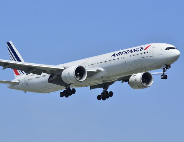 BOEING 777-300 —