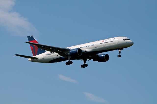 Boeing 757-200 (N668DN) - Delta Airlines N668DN seen here landing on 33L at BWI August 11, 2012.