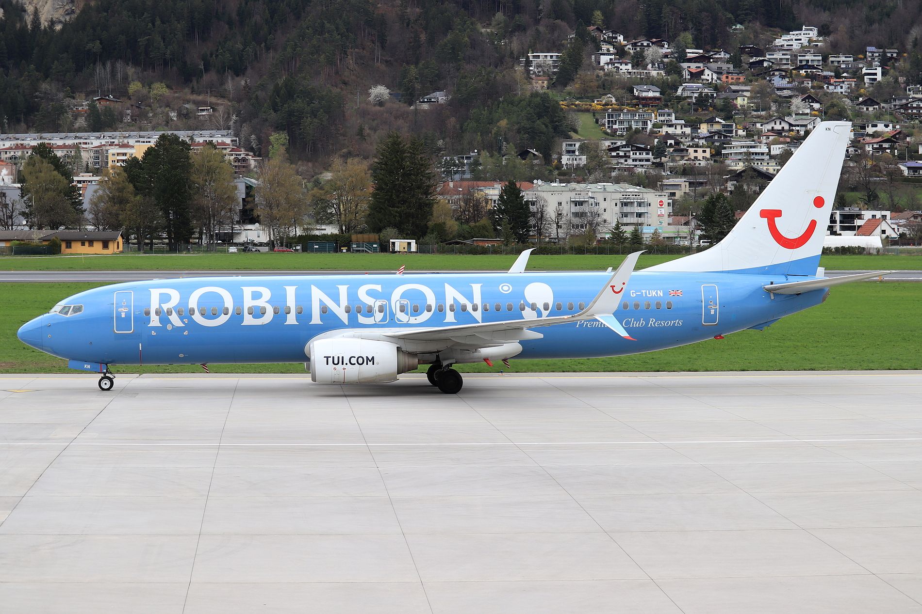 Boeing 737-800 (G-TUKN)