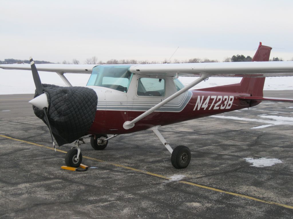 Cessna 152 (N4723B) - N4723B parked at KUES