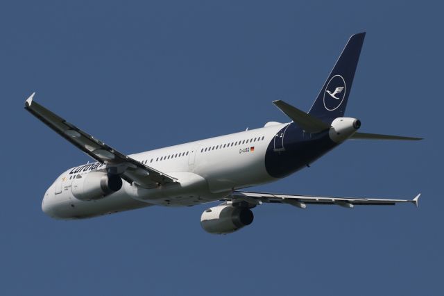 Airbus A321 (D-AISQ) - DLH943 departing to Frankfurt in the new scheme