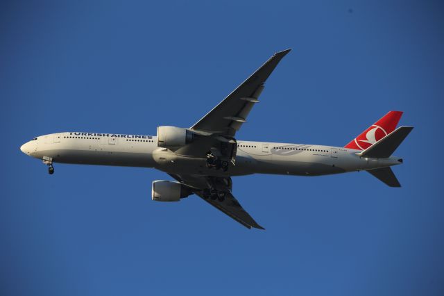 BOEING 777-300ER (TC-JJI)
