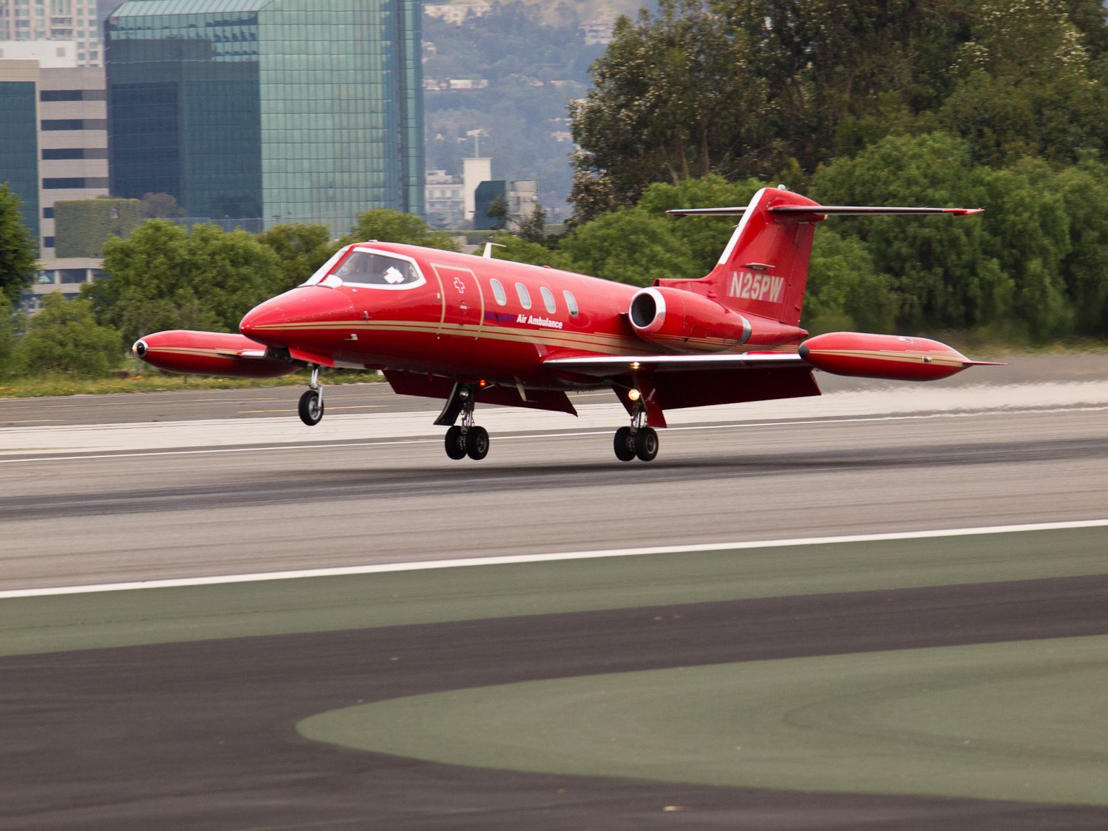 Learjet 25 (N25PW) - N25PW arriving on RWY 21