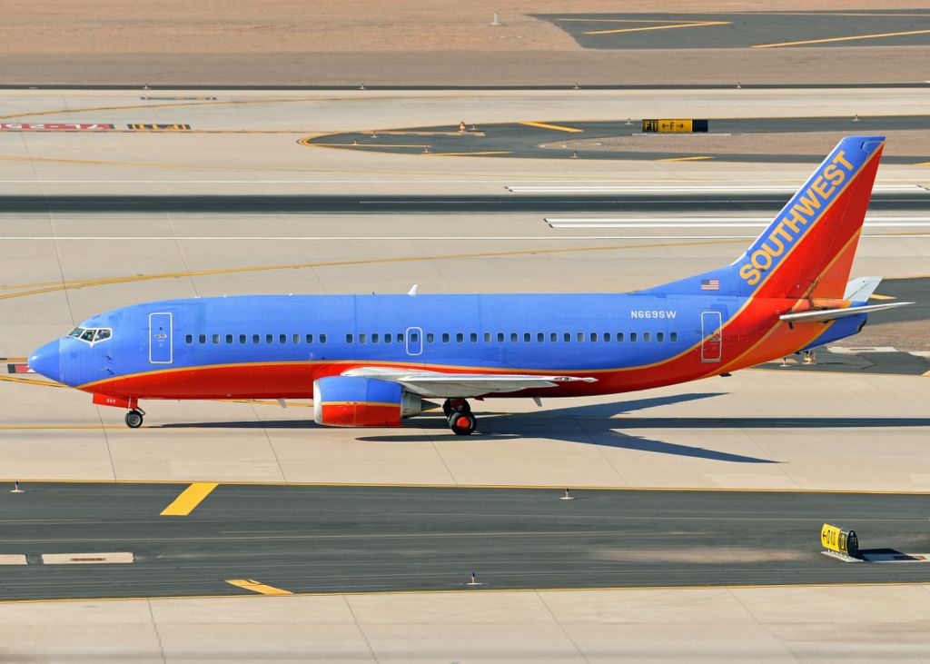 BOEING 737-300 (N669SW)