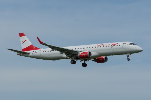 EMBRAER 195 (OE-LWA) - WAW SPOTTING