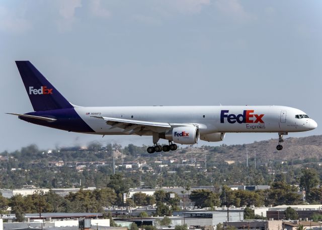 Boeing 757-200 (N986FD)